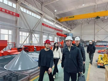 Провинциальная исследовательская группа проводит-углубленный визит в компанию...